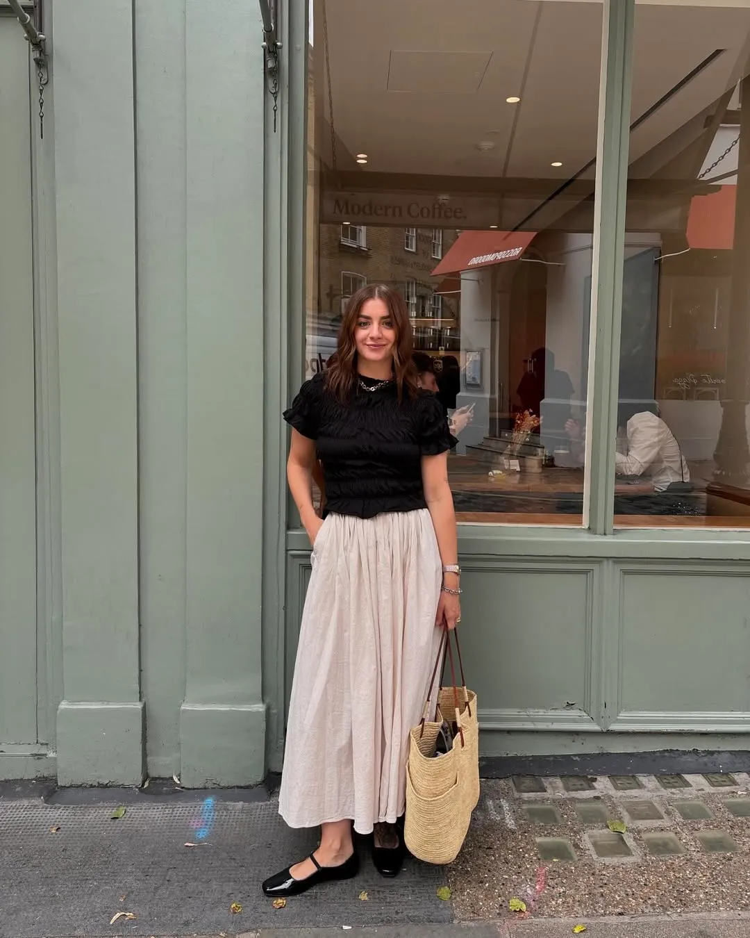Sometimes monochrome 🖤🤍#ootd #outfit #wiw #outfitinspo #outfitoftheday #midiskirt #maryjaneshoes #balletshoes #zaraskirt #zarawoman #zaraoutfit #asos #monochrome #monochromefashion #mystyle