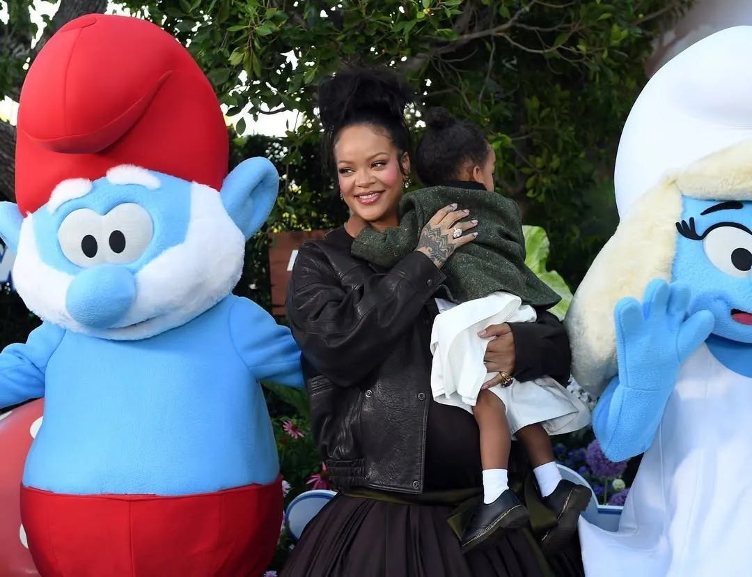 Blue carpet royalty- @badgalriri serving Smurf-nificent looks! 💙#SmurfsMovie (1)
