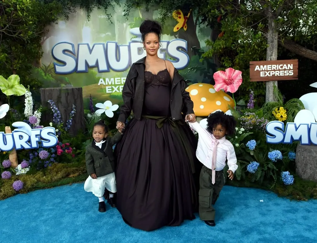 Blue carpet royalty- @badgalriri serving Smurf-nificent looks! 💙#SmurfsMovie