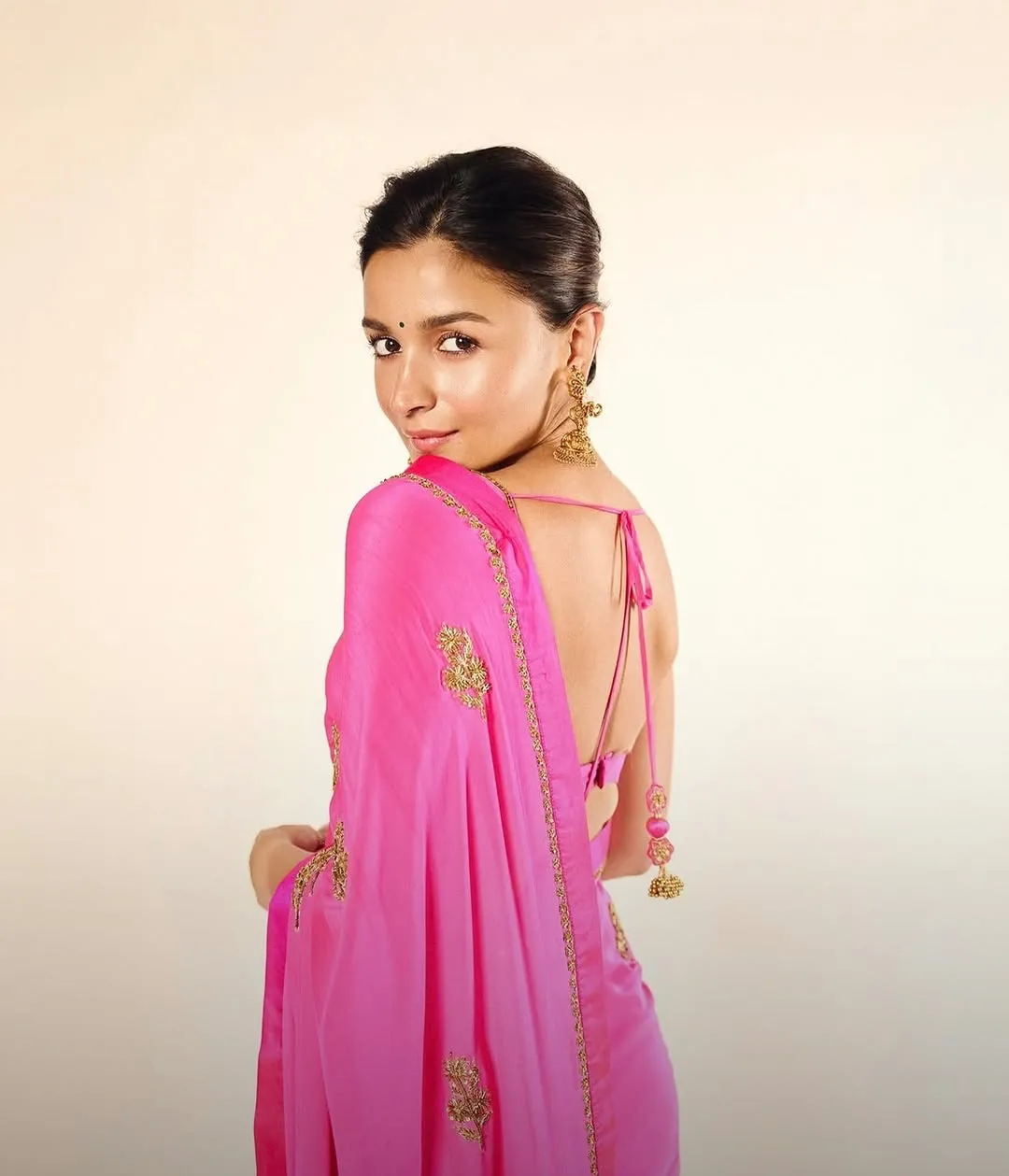@aliaabhatt wears the ‘Patakha’ Saree in tones of the brand’s signature pink. Taking over 275 ho 2