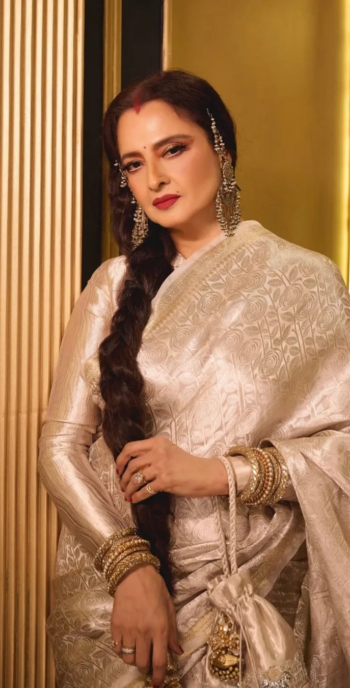 The epitome of grace and timeless elegance. 💫#Rekha is honoured as the Glamour & Style Icon Of  2