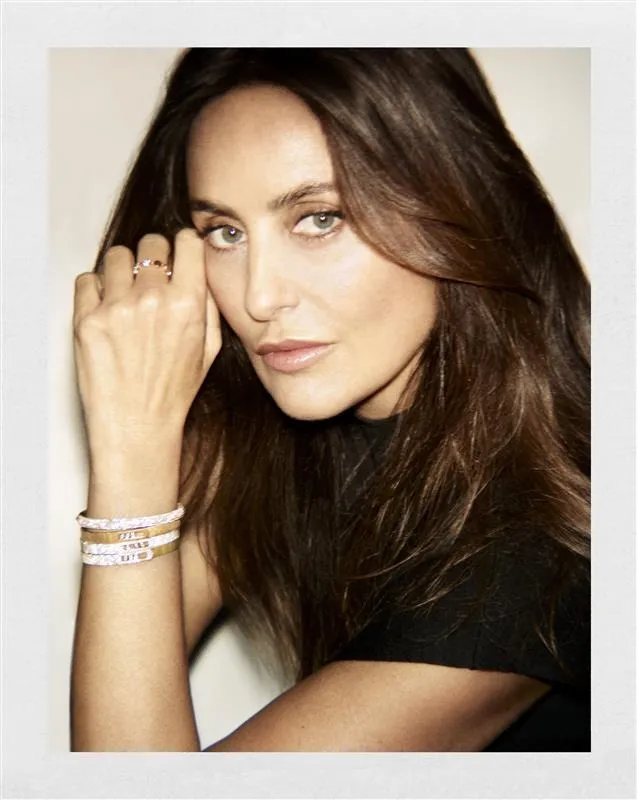 1 Messika - Worldwide Campaign - Valerie Messika - Move Campaign 2025 - Collection Move Noa ©️ Ezra Petronio