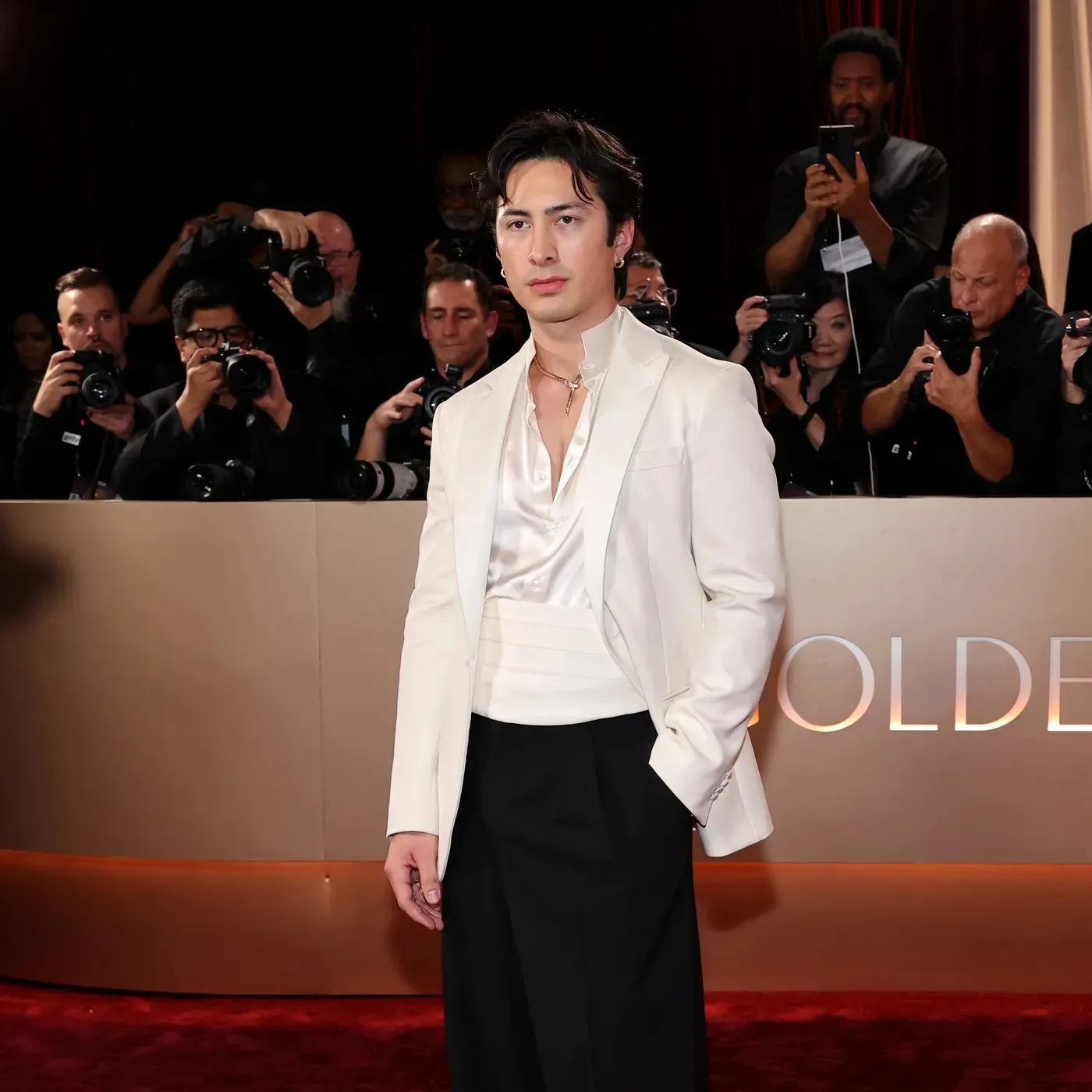 fdb49079dd72080665b62c3f9a791f164a-hudson-williams-golden-globes.1x.rsquare.w1400