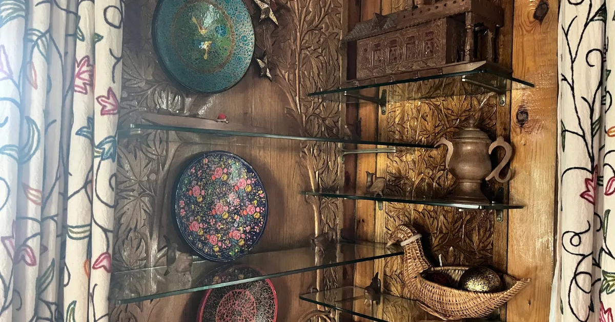 Papier-mâché art, brass samovars, and wooden miniatures adorn the walls — each piece a nod to local artistry.