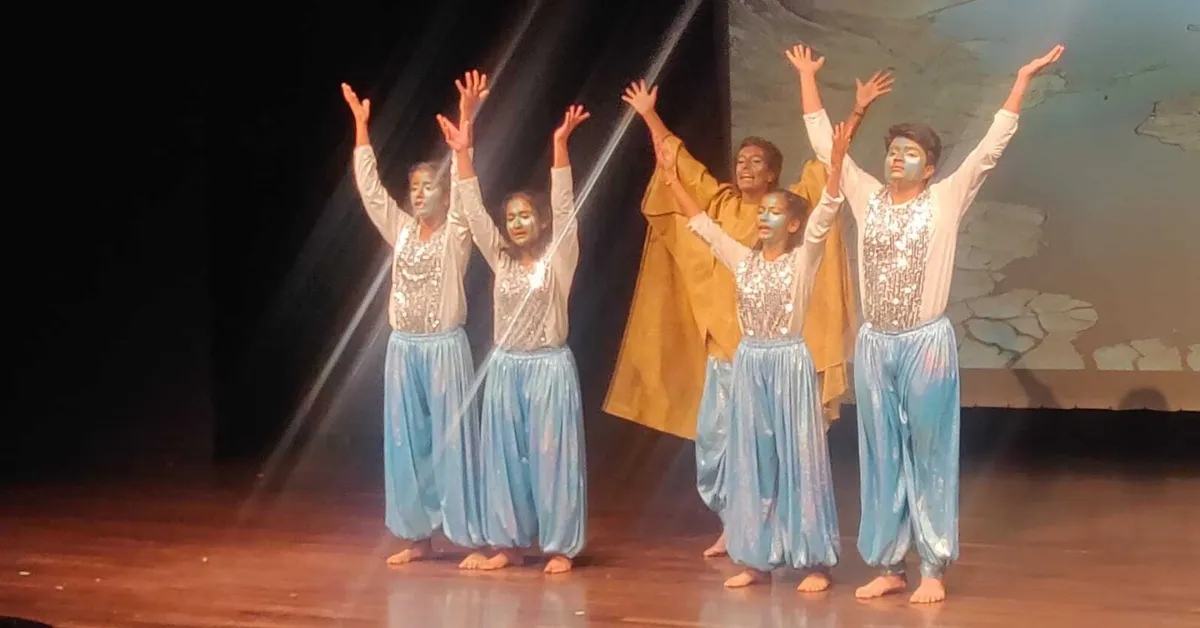 The performances highlighted issues observed during the Heritage Walks, including lake health and waste dumping.