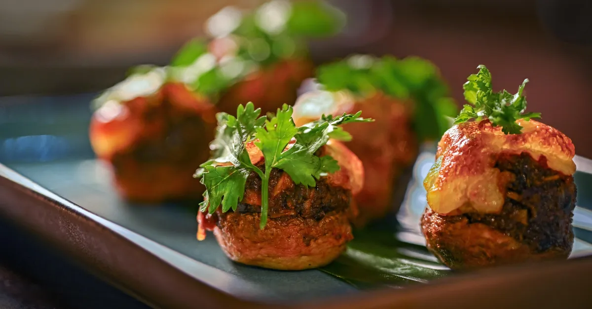 Small bites arrive as part of the evening rhythm, unhurried and meant to be shared rather than sampled.