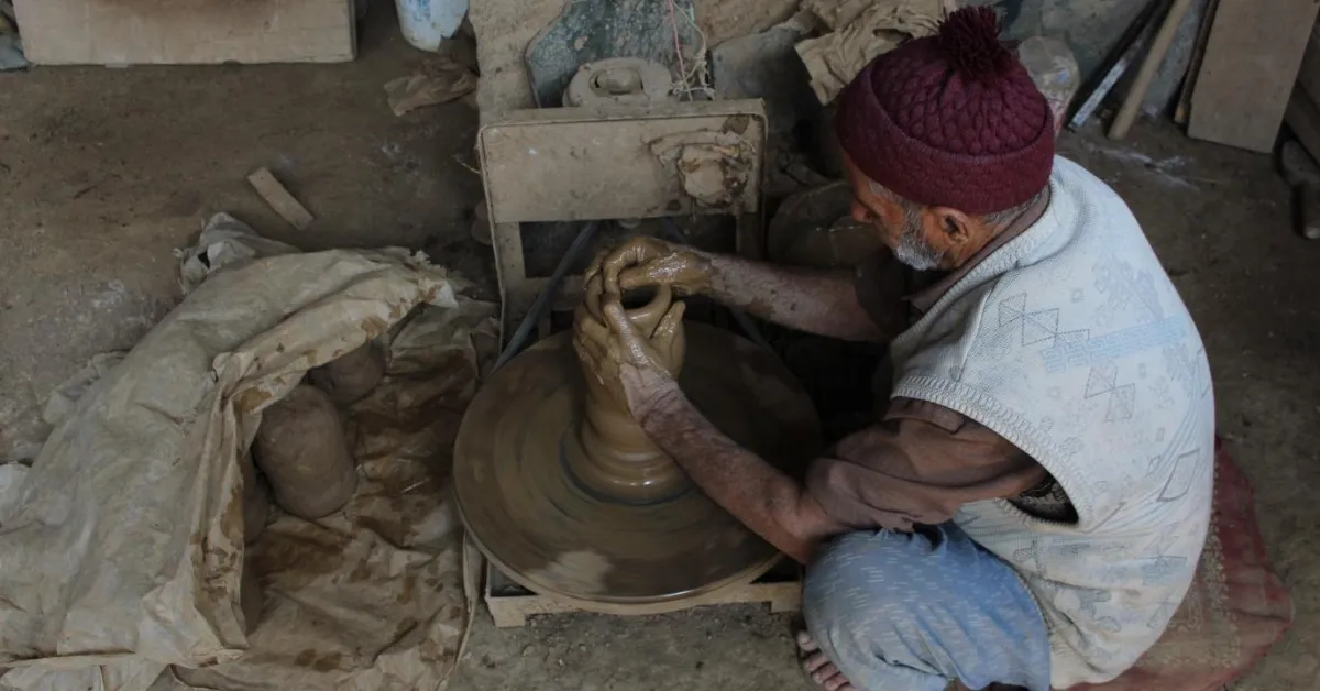 Willow from Ganderbal is boiled, stripped, and woven to form the kangri&rsquo;s outer casing.