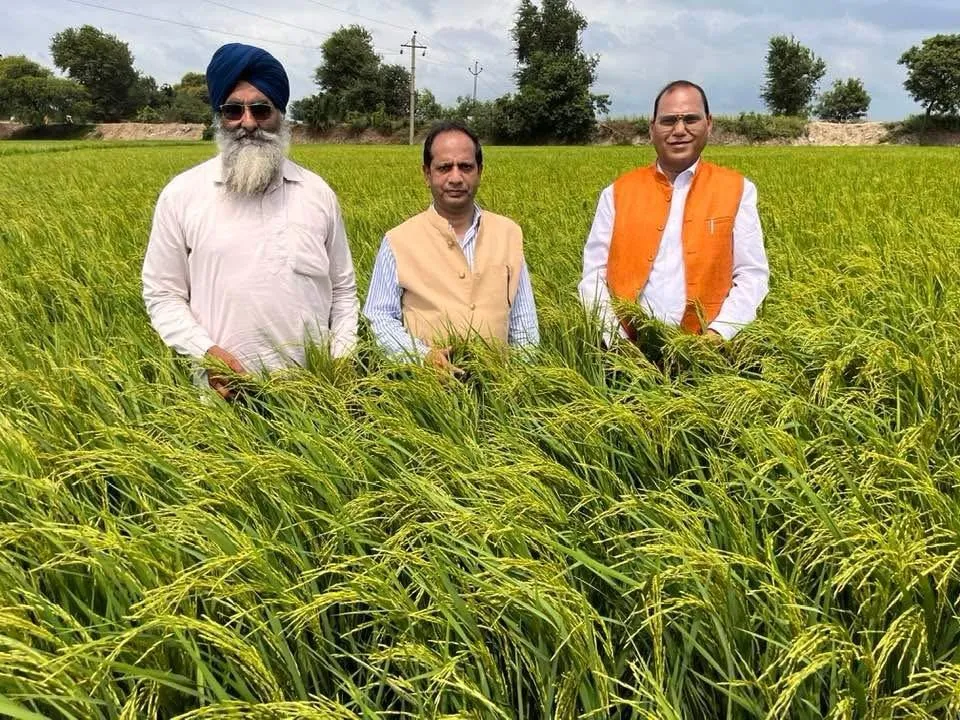 Dr A K Singh (extereme right) with farmers
