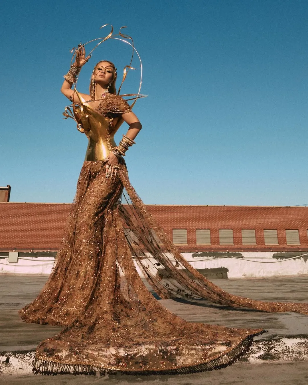 Natasha Poonawalla in a sculptural gold sari by Sabyasachi Mukherjee and Schiaparelli at the Met Gala, a dramatic statement of cultural symbolism in fashion