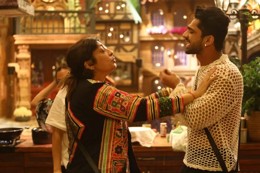 Two contestants of Bigg Boss, which rules reality TV in India, fighting, depicting the correlation between  realty TV and mental health