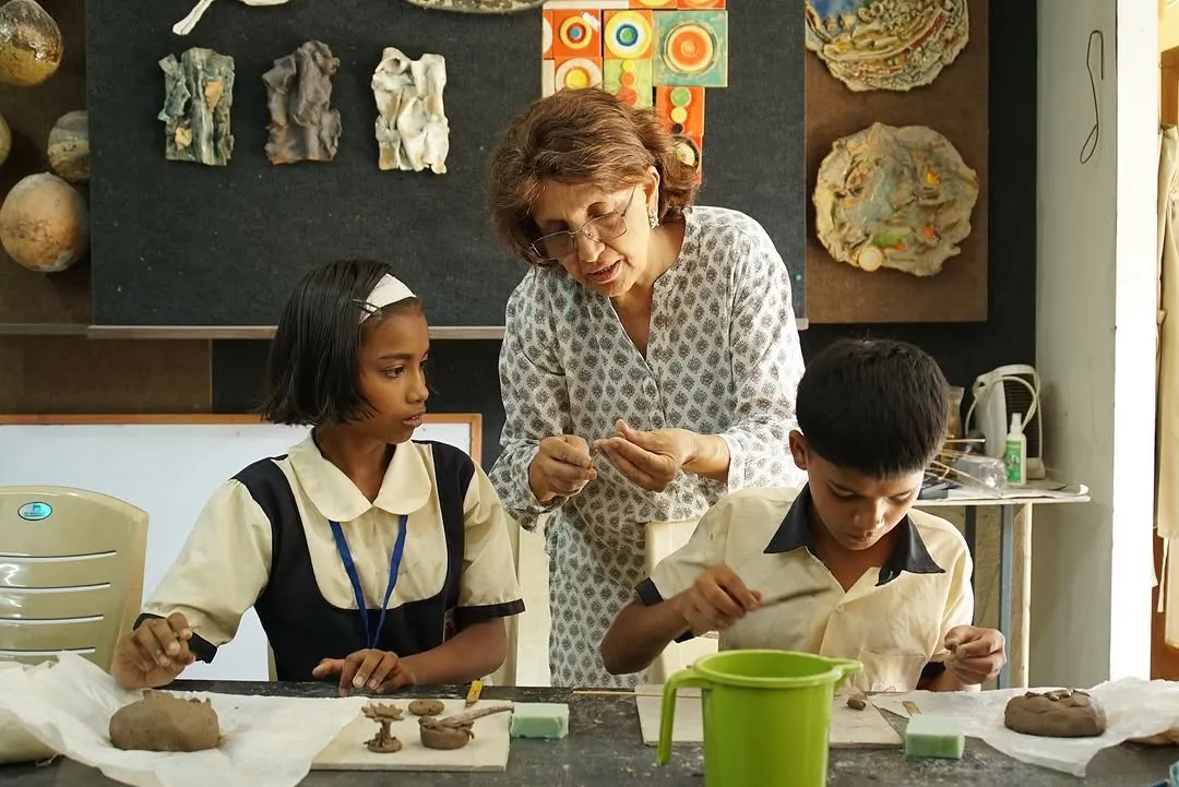 A volunteer teaching art to her students as part of Saturday Art Class