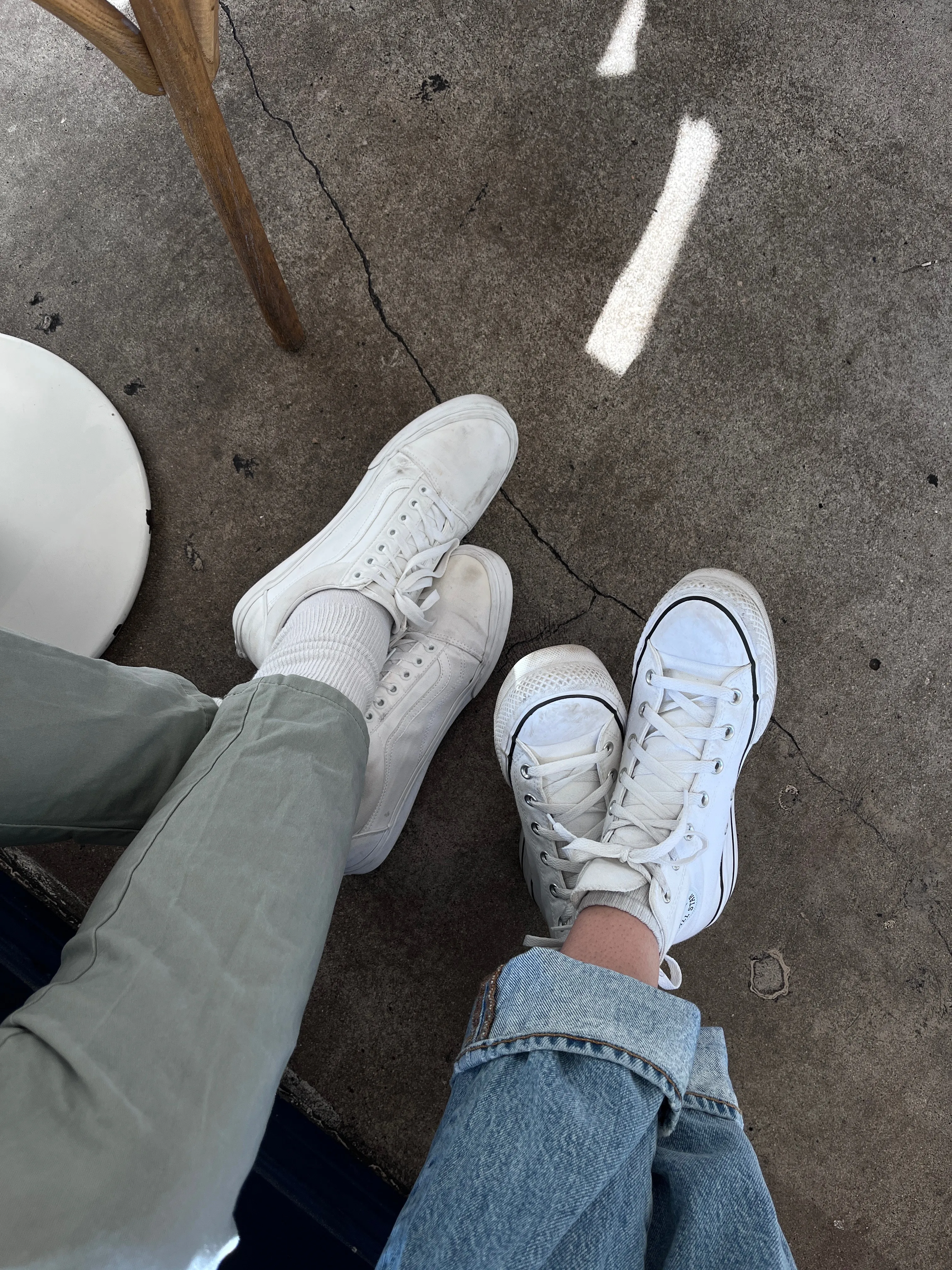 A picture with two persons in white shoes, presenting a guide on how to clean white sneakers