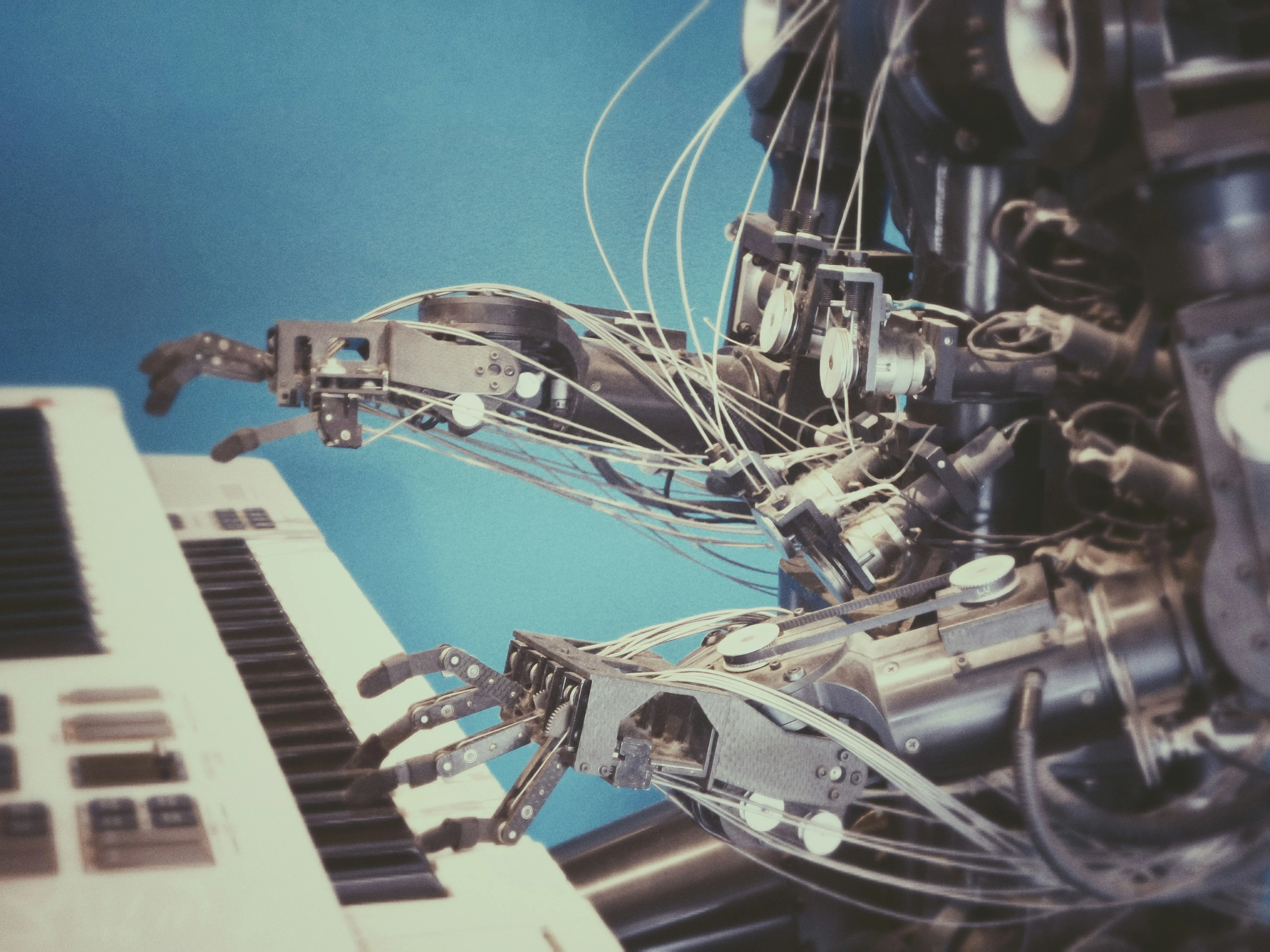 A robot playing the piano, indicating the how AI in India is now taking over creative fields
