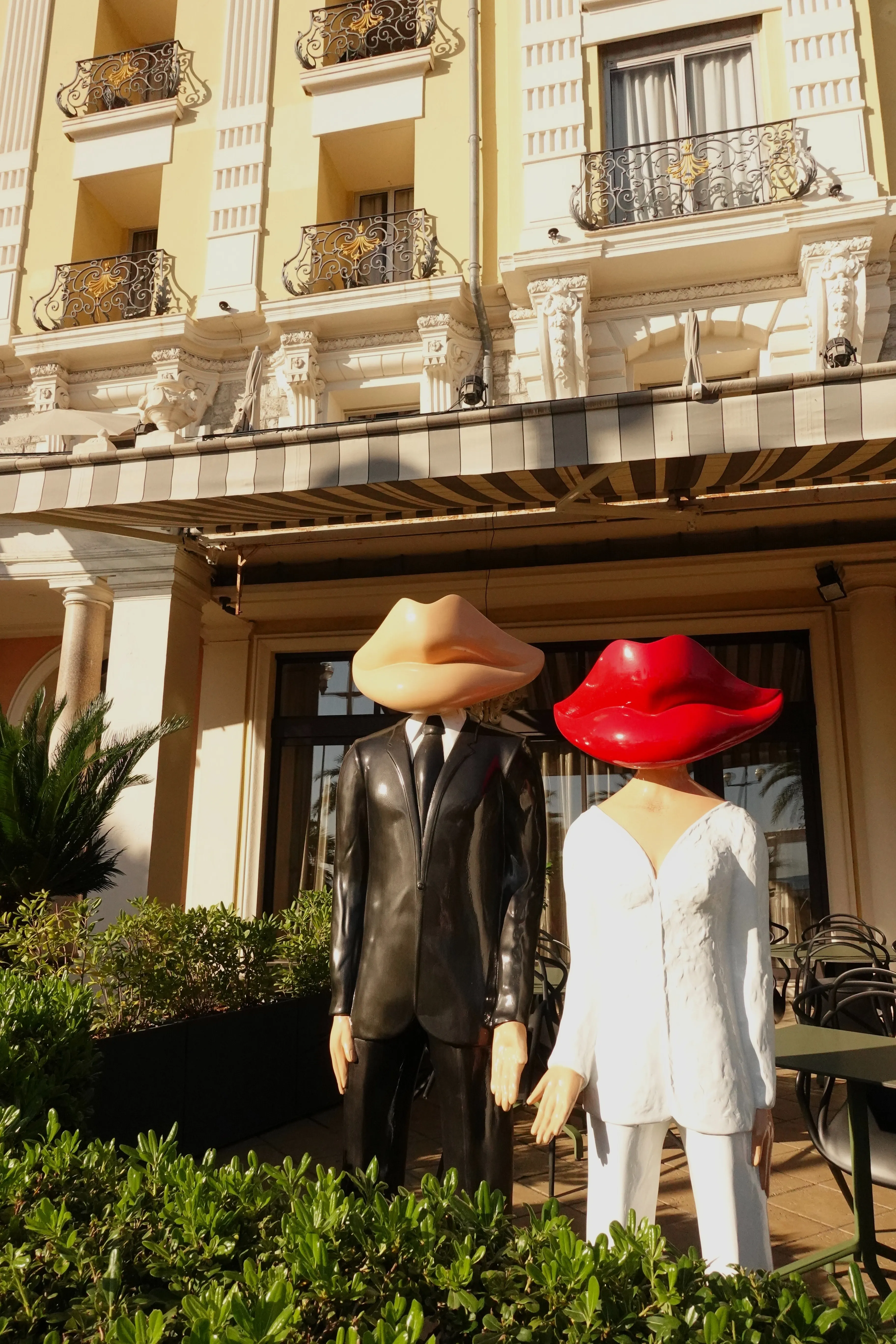 A picture of a male and female mannequins with red and skin colored lips to represent how cushioning dating trend India has come about due to dating app fatigue India