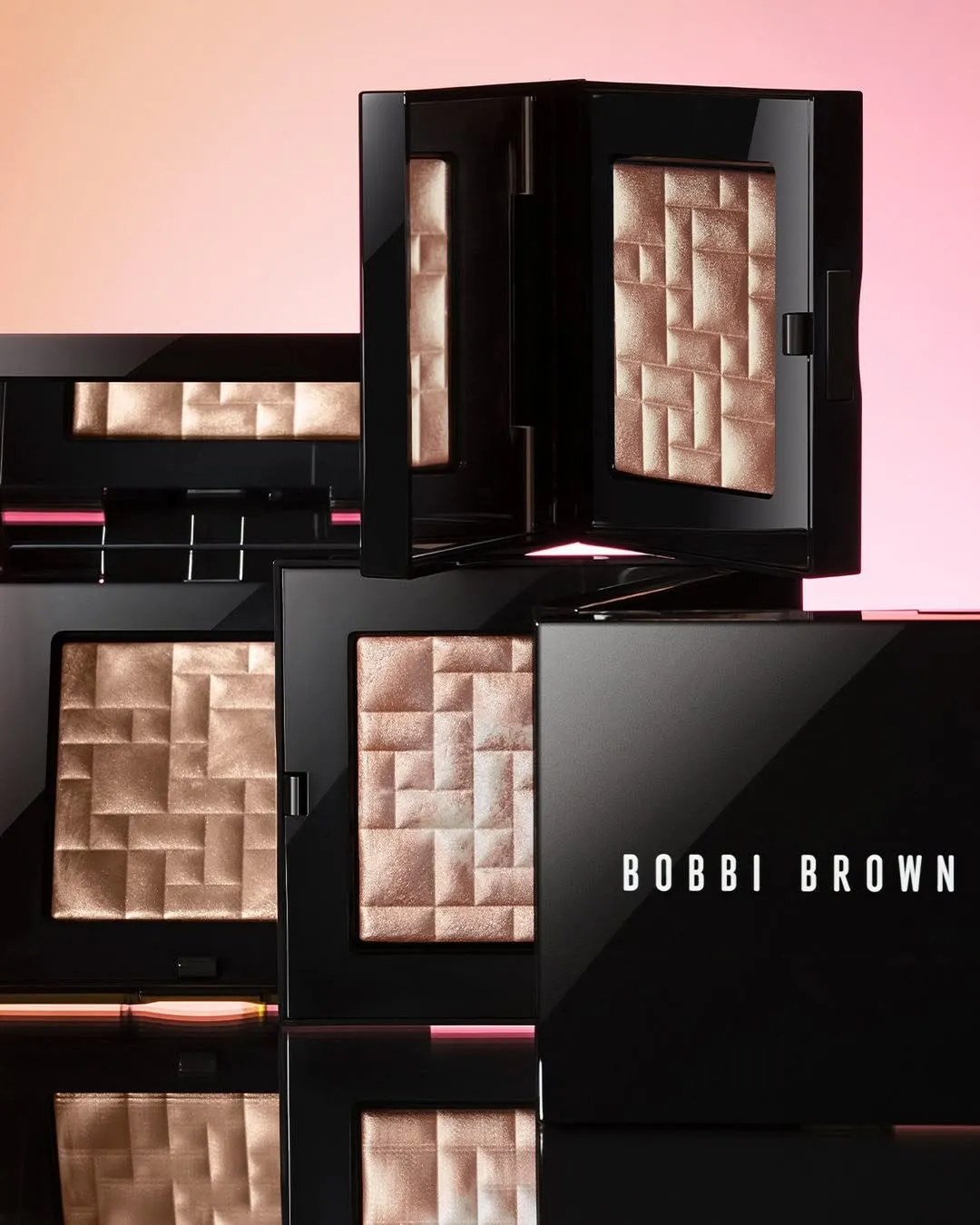 Champagne highlighter powder from Bobbi Brown in black cases