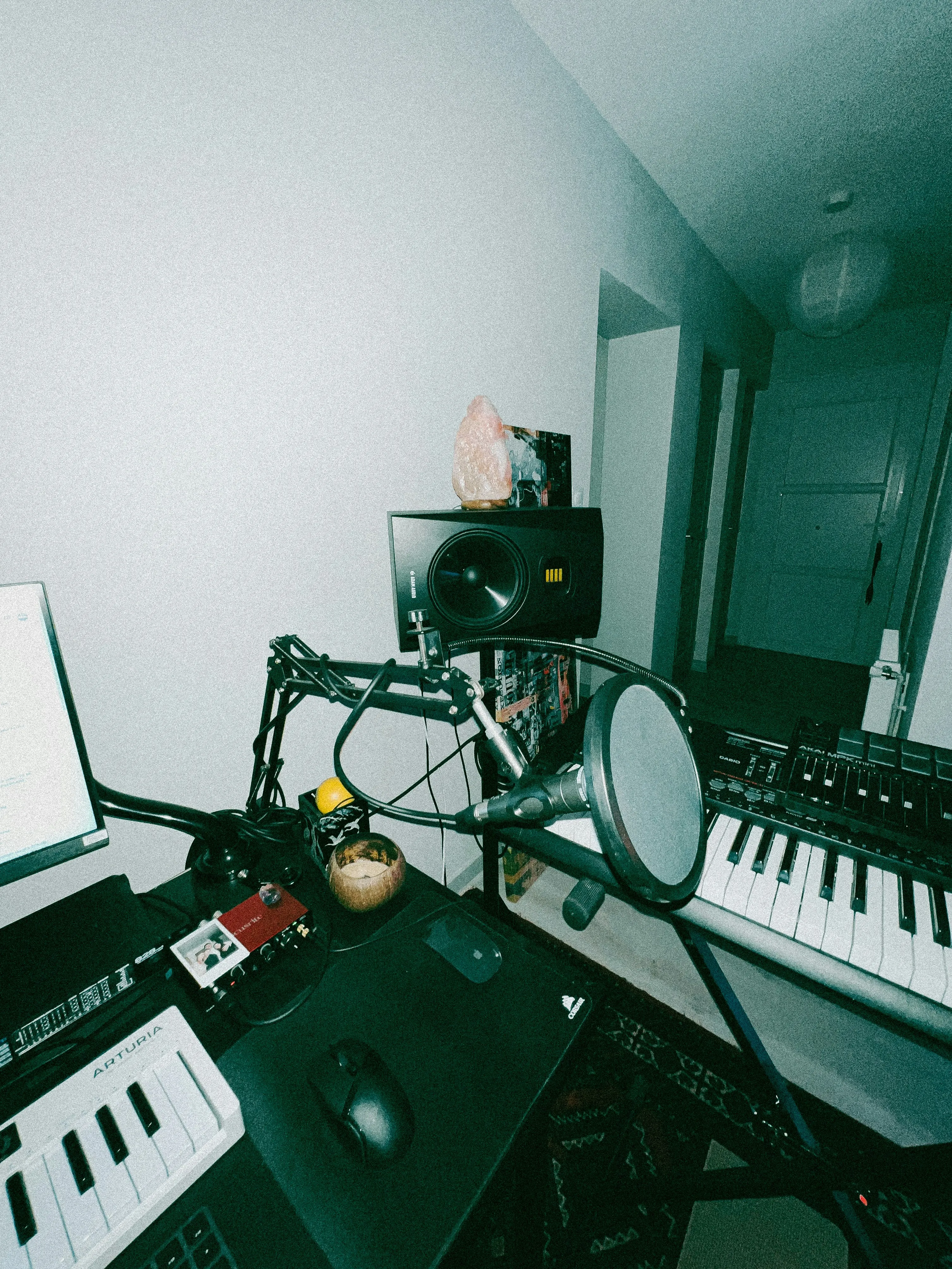 A picture of a recording studio with a mic and equipment to record an audio podcast, which also work for video podcasts India, especially since podcasts in India are picking up in India with podcast monetisation India which has led to podcast saturation India in the Indian creator economy