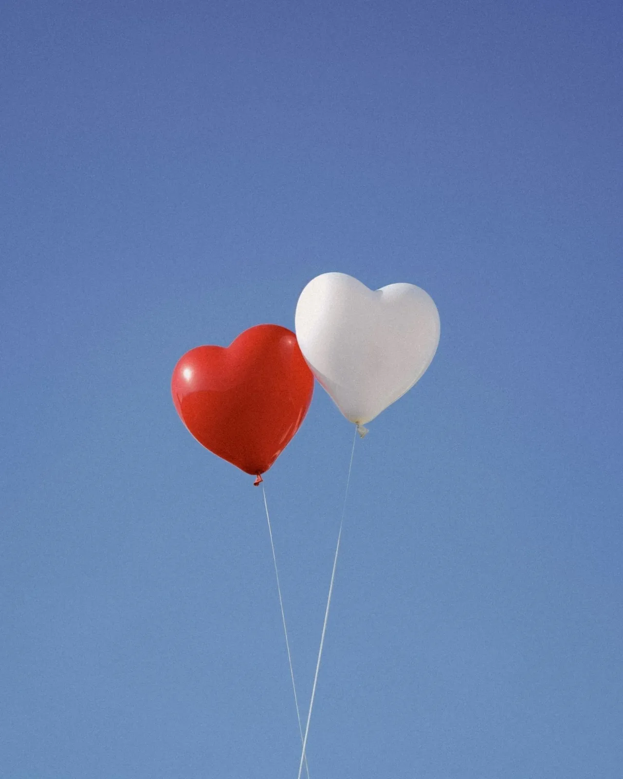 A picture of red and white heart shaped balloons to depict 2026 love predictions for Cancer's Annual horoscope 2026