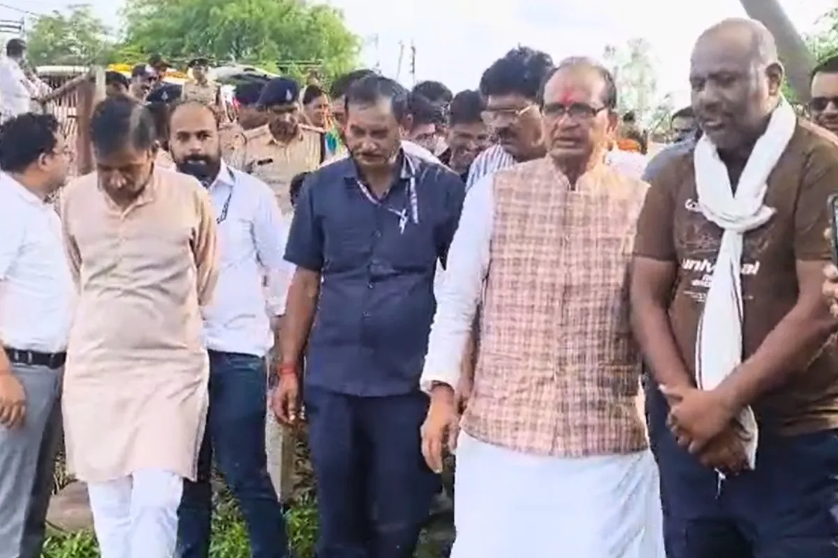 Union agriculture minister Shivraj Singh Chouhan listening farmers seed issue in Vidisha