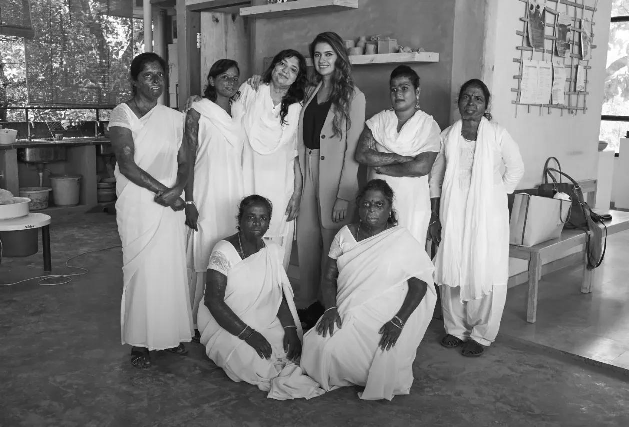 Kulsum Shadab Wahab with the women of Ara Pret