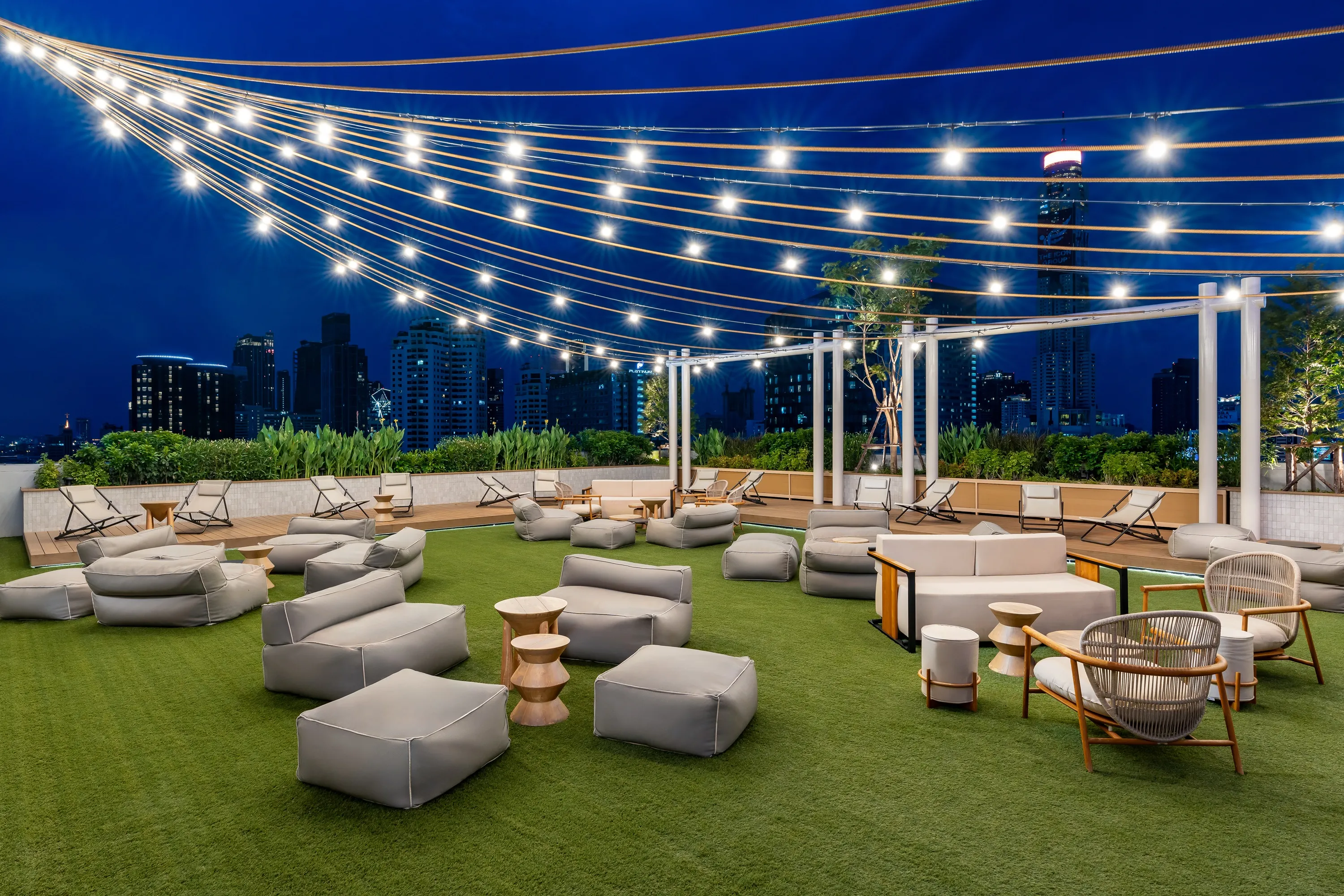 Moxy Bangkok Ratchaprasong - Outdoor terrace night
