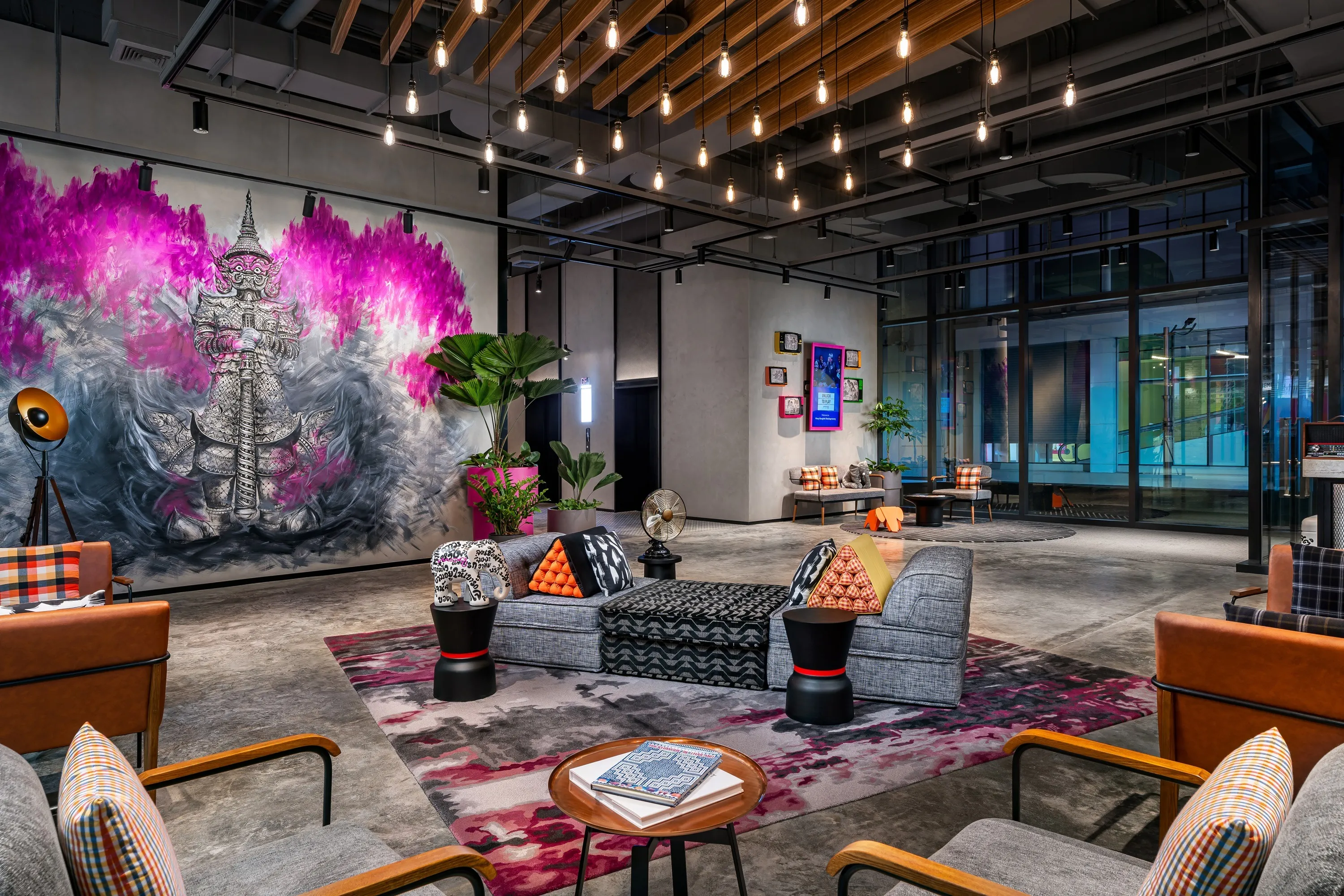 Moxy Bangkok Ratchaprasong_Arrival Lobby