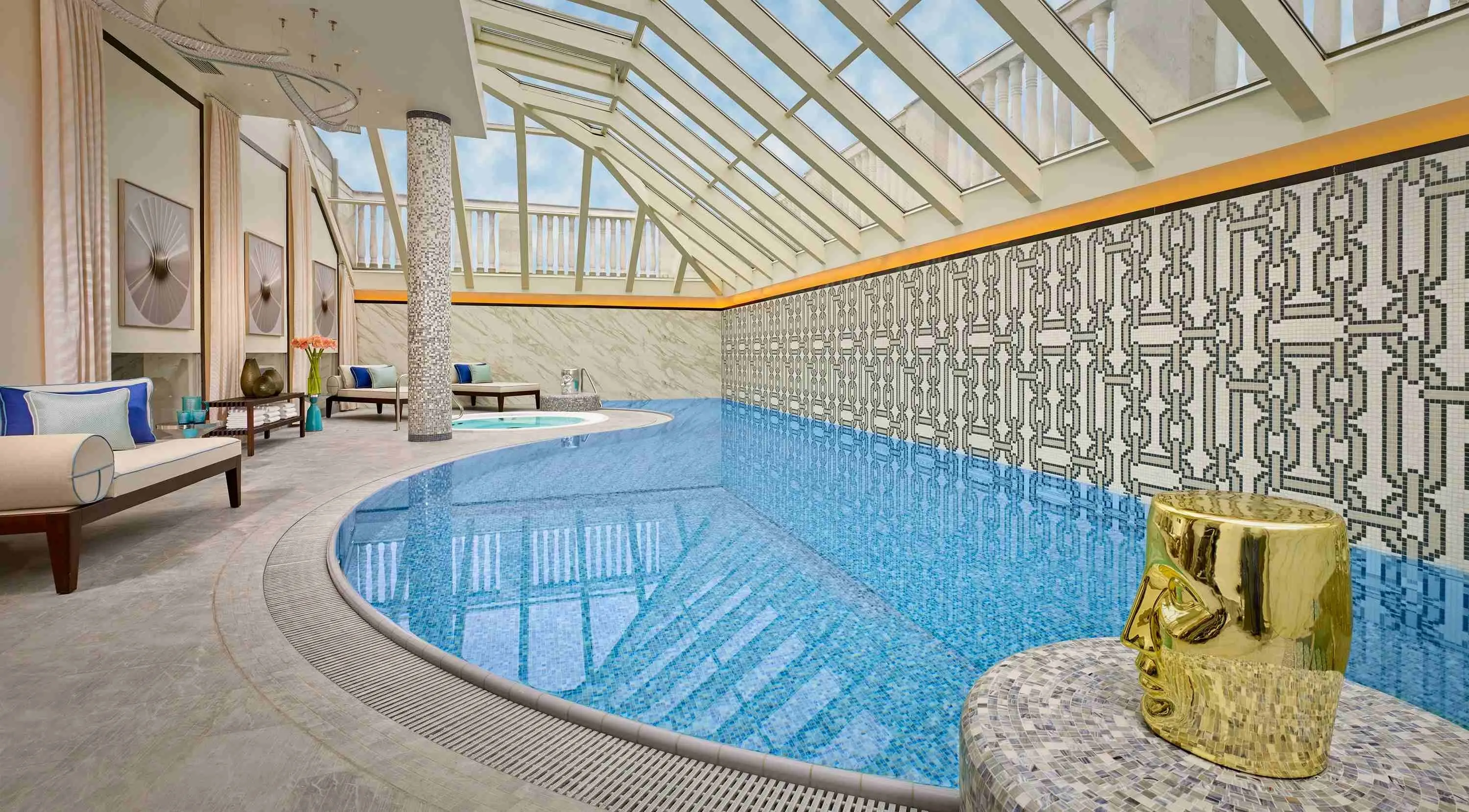 Spa_Budapest_SwimmingPool_Daytime