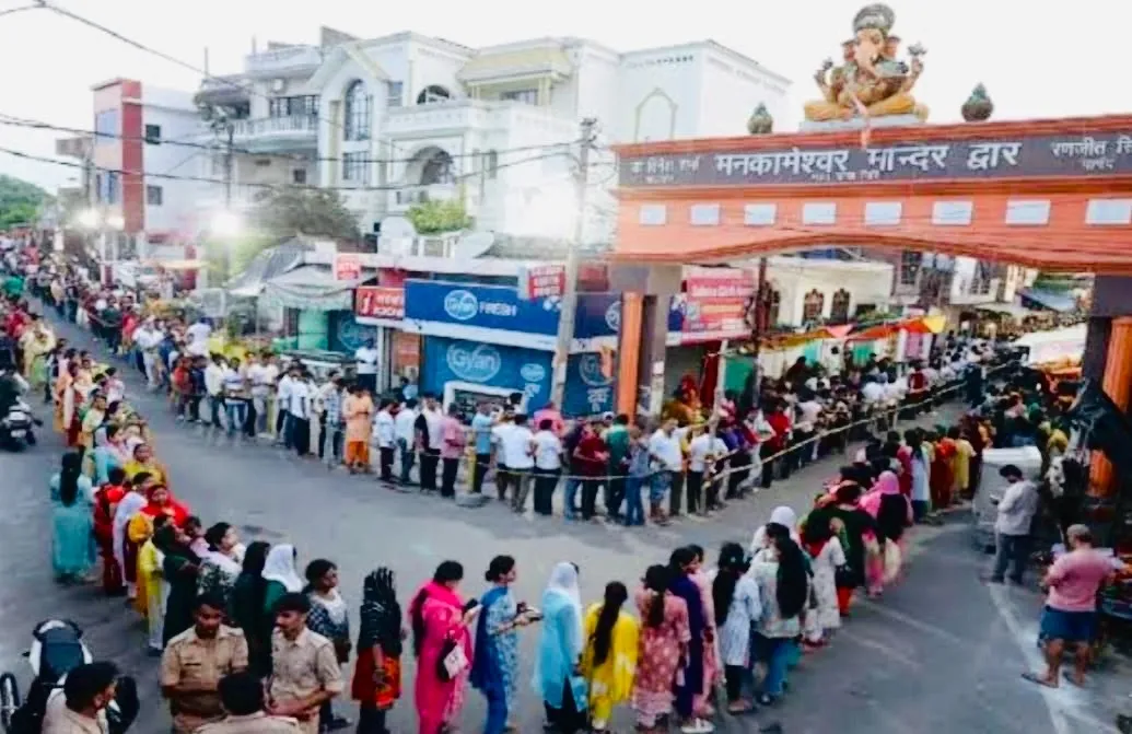 Queue at Mankameshwar Temple
