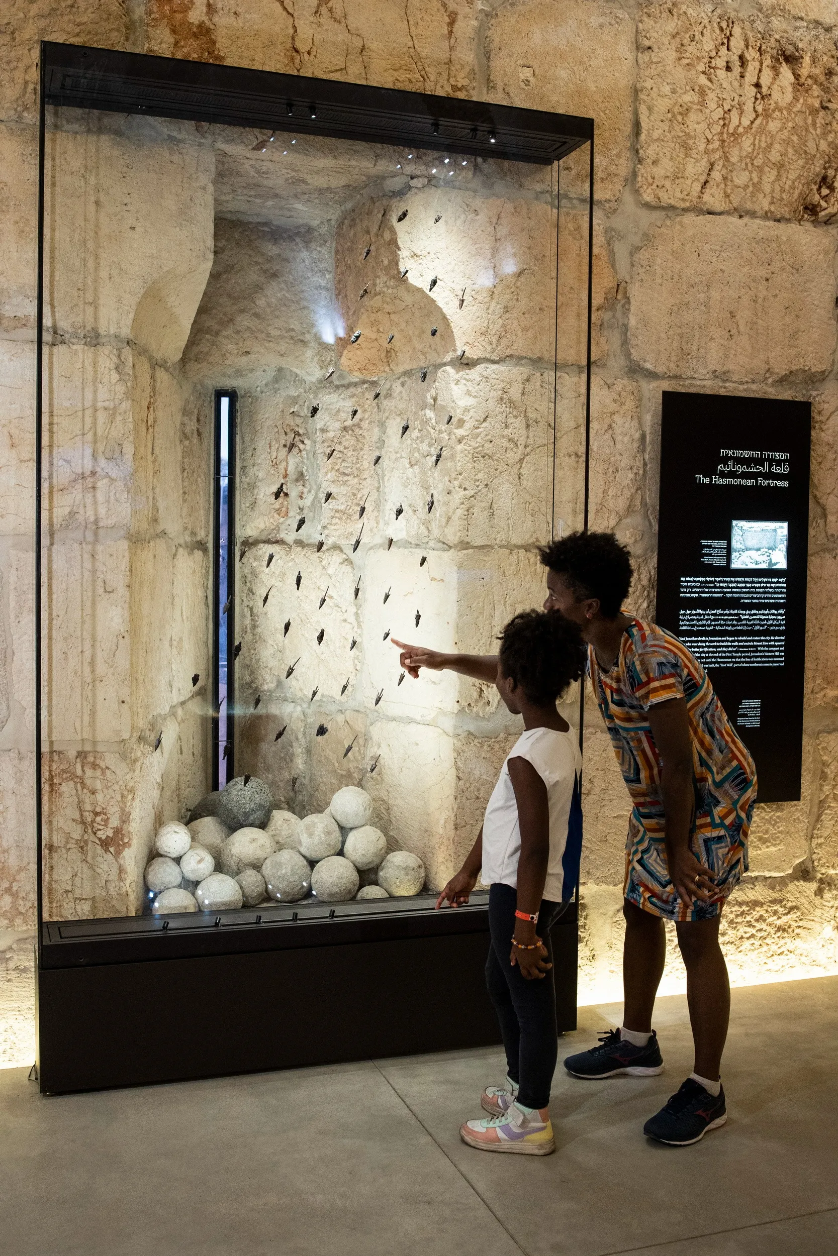 13.Display of Hasmonean-period arrowheads and catapult stones