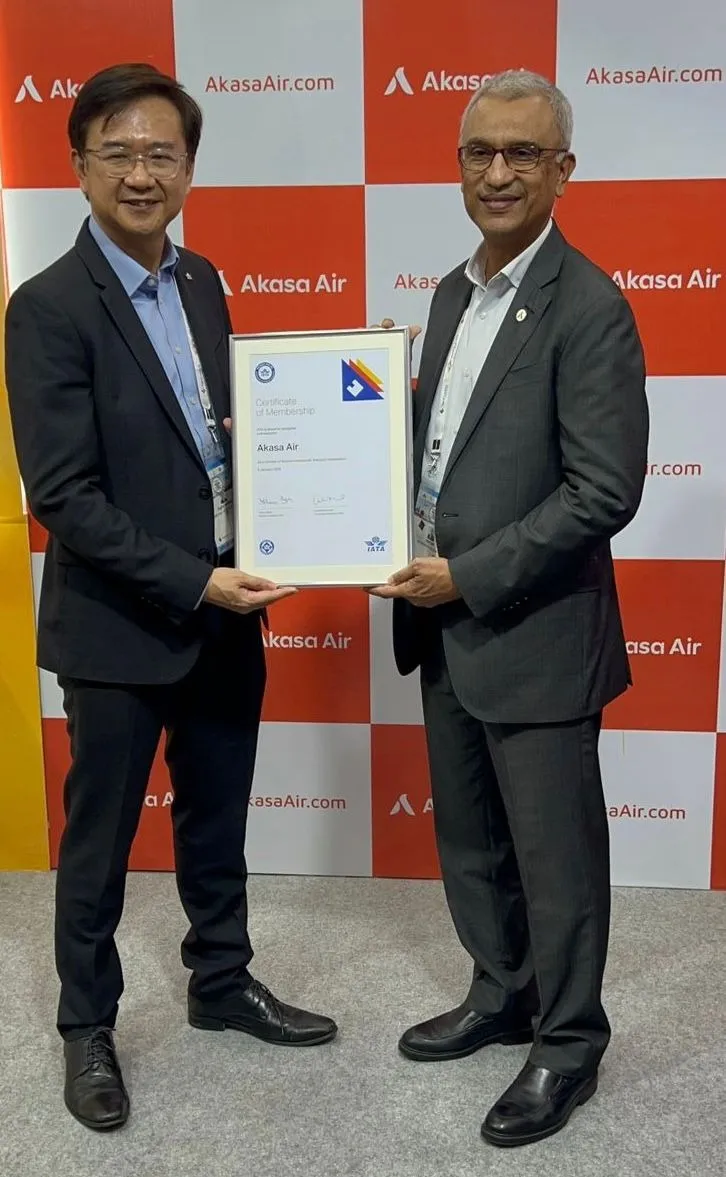 Sheldon Hee, Regional Vice President, Asia-Pacific, IATA, presenting the IATA Membership Certificate to Vinay Dube, Founder and Chief Executive Officer, Akasa Air.