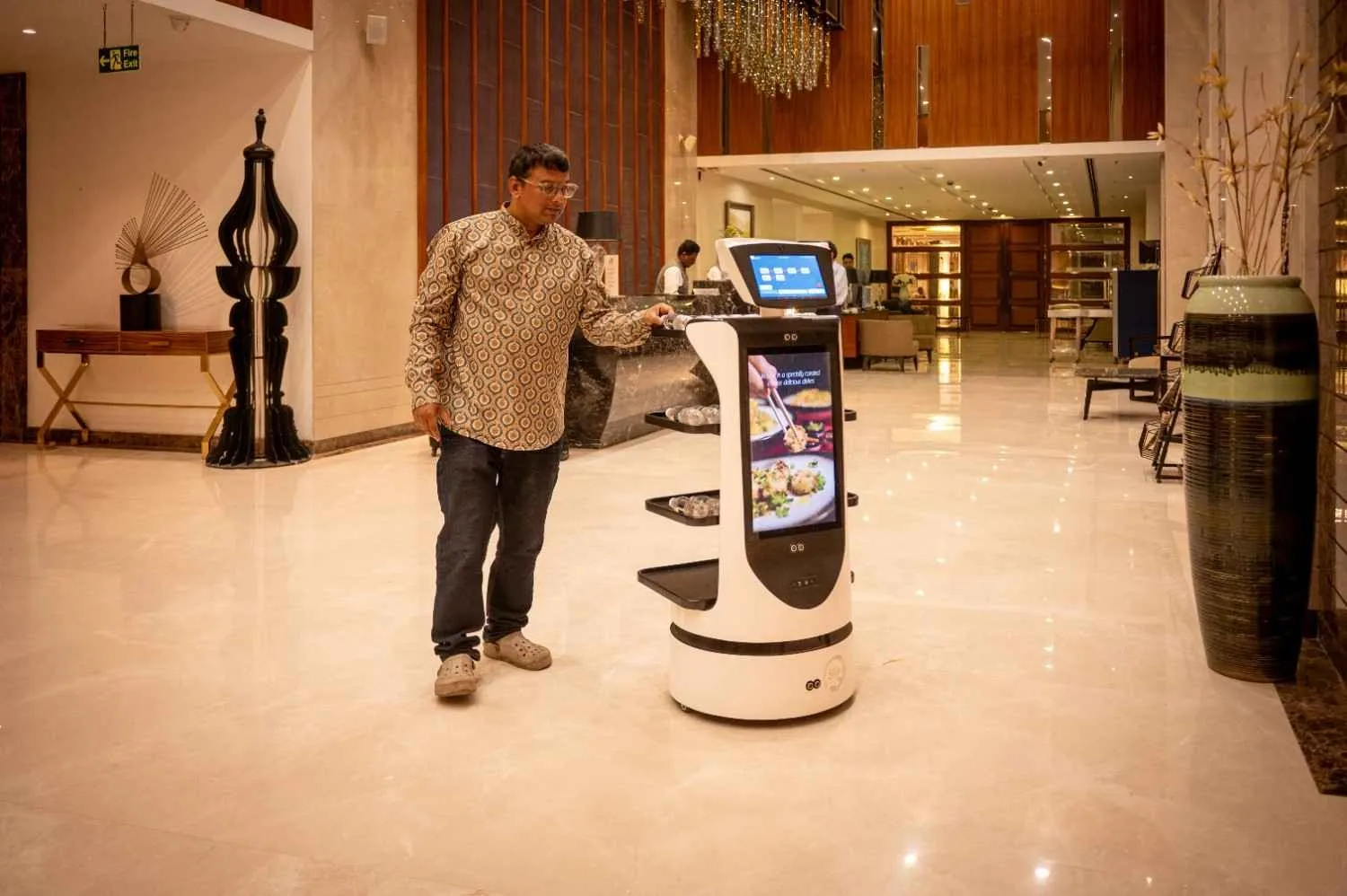 Sayaji - lobby robopic1
