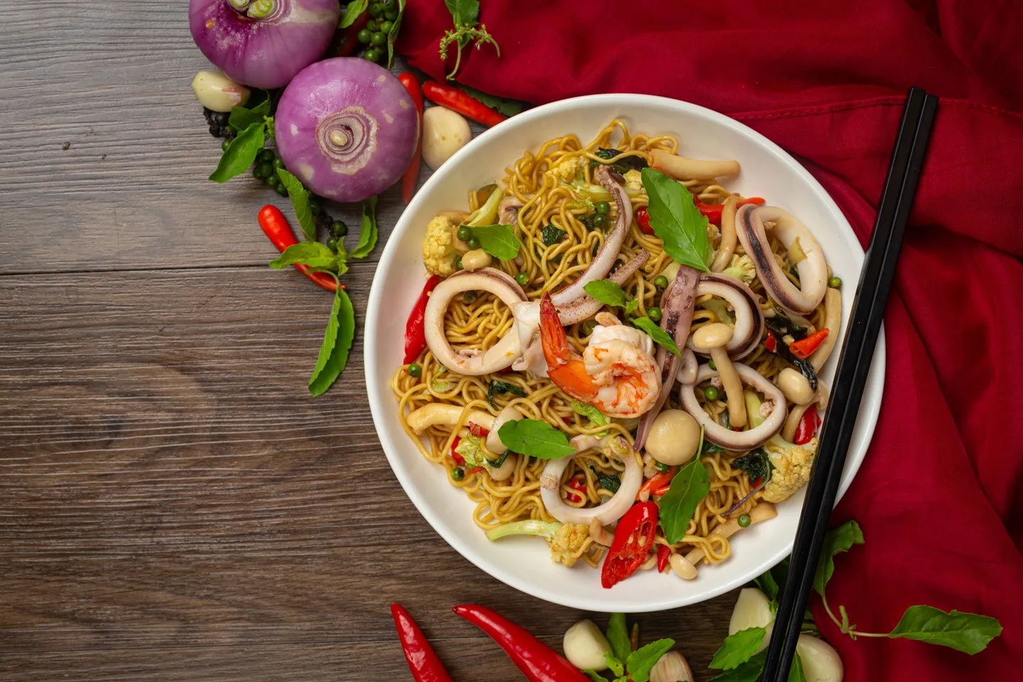stir-fried-instant-noodles-with-seafood-variety-vegetable.jpg