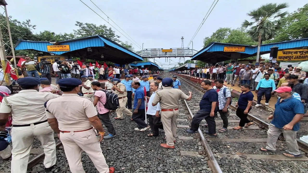 Bharat Bandh, nationwide strike, workers unions, public services, anti-worker policies, bharat bandh tomorrow, are banks open tomorrow, are schools open tomorrw, bharat bandh bank open or not, bharat bandh school holiday, bank holiday tomorrow, bharat bandh date, bharat bandh holiday, trade unions