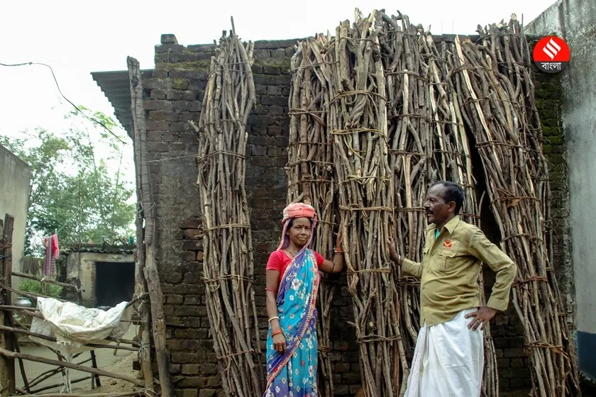 Vondu Gop,  Bhondu Gope,Last Runner,  Ayodhya Hills mail carrier,  Hill postman story,  Jungle mail route  ,Indian postal service  ,Rural India post,  Mail carrier experience,  Historic mail delivery,  Jungle runner,ভোঁদু গোপ  ,শেষ রানার  ,অযোধ্যা পাহাড় ডাকপিয়ন,  পাহাড়ের ডাকপিয়ন,  ডাকবিভাগ,  জঙ্গলের ডাকপিয়ন,  ডাকপিয়ন জীবনকথা  ,গ্রামীণ ডাকপিয়ন  ,ডাকপিয়ন অভিজ্ঞতা  ,শেষ রানারের গল্প