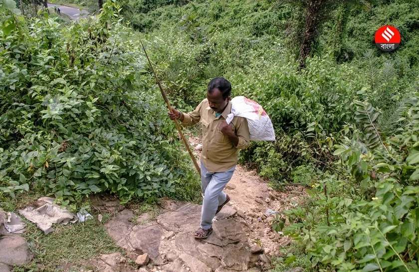 Vondu Gop,  Bhondu Gope,Last Runner,  Ayodhya Hills mail carrier,  Hill postman story,  Jungle mail route  ,Indian postal service  ,Rural India post,  Mail carrier experience,  Historic mail delivery,  Jungle runner,ভোঁদু গোপ  ,শেষ রানার  ,অযোধ্যা পাহাড় ডাকপিয়ন,  পাহাড়ের ডাকপিয়ন,  ডাকবিভাগ,  জঙ্গলের ডাকপিয়ন,  ডাকপিয়ন জীবনকথা  ,গ্রামীণ ডাকপিয়ন  ,ডাকপিয়ন অভিজ্ঞতা  ,শেষ রানারের গল্প