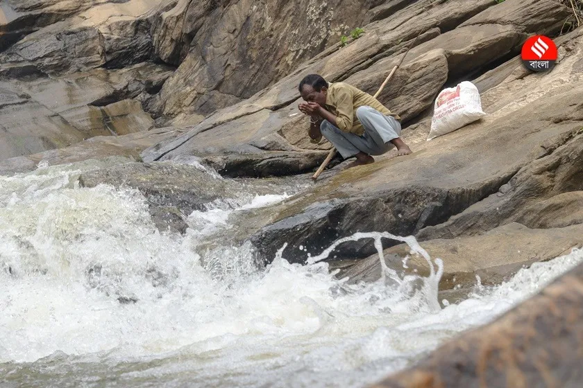 Vondu Gop,  Bhondu Gope,Last Runner,  Ayodhya Hills mail carrier,  Hill postman story,  Jungle mail route  ,Indian postal service  ,Rural India post,  Mail carrier experience,  Historic mail delivery,  Jungle runner,ভোঁদু গোপ  ,শেষ রানার  ,অযোধ্যা পাহাড় ডাকপিয়ন,  পাহাড়ের ডাকপিয়ন,  ডাকবিভাগ,  জঙ্গলের ডাকপিয়ন,  ডাকপিয়ন জীবনকথা  ,গ্রামীণ ডাকপিয়ন  ,ডাকপিয়ন অভিজ্ঞতা  ,শেষ রানারের গল্প