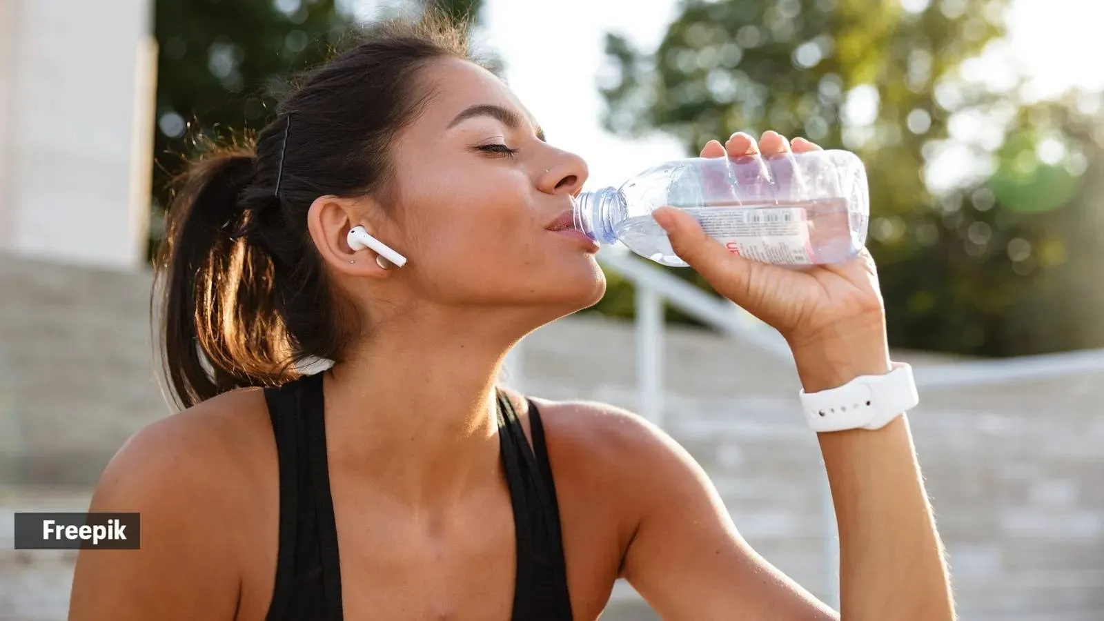 portrait young fitness woman earphones