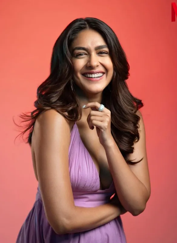 Sita Ram heroine mrunal thakur celebrates her birthday today