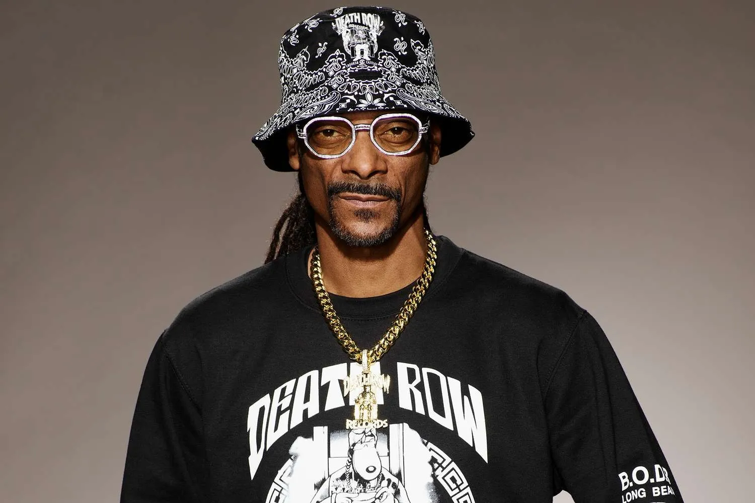 snoop-dogg-bio-pic-110922-tout-96145db3de3a4bf9a33c1c1b6f822b37