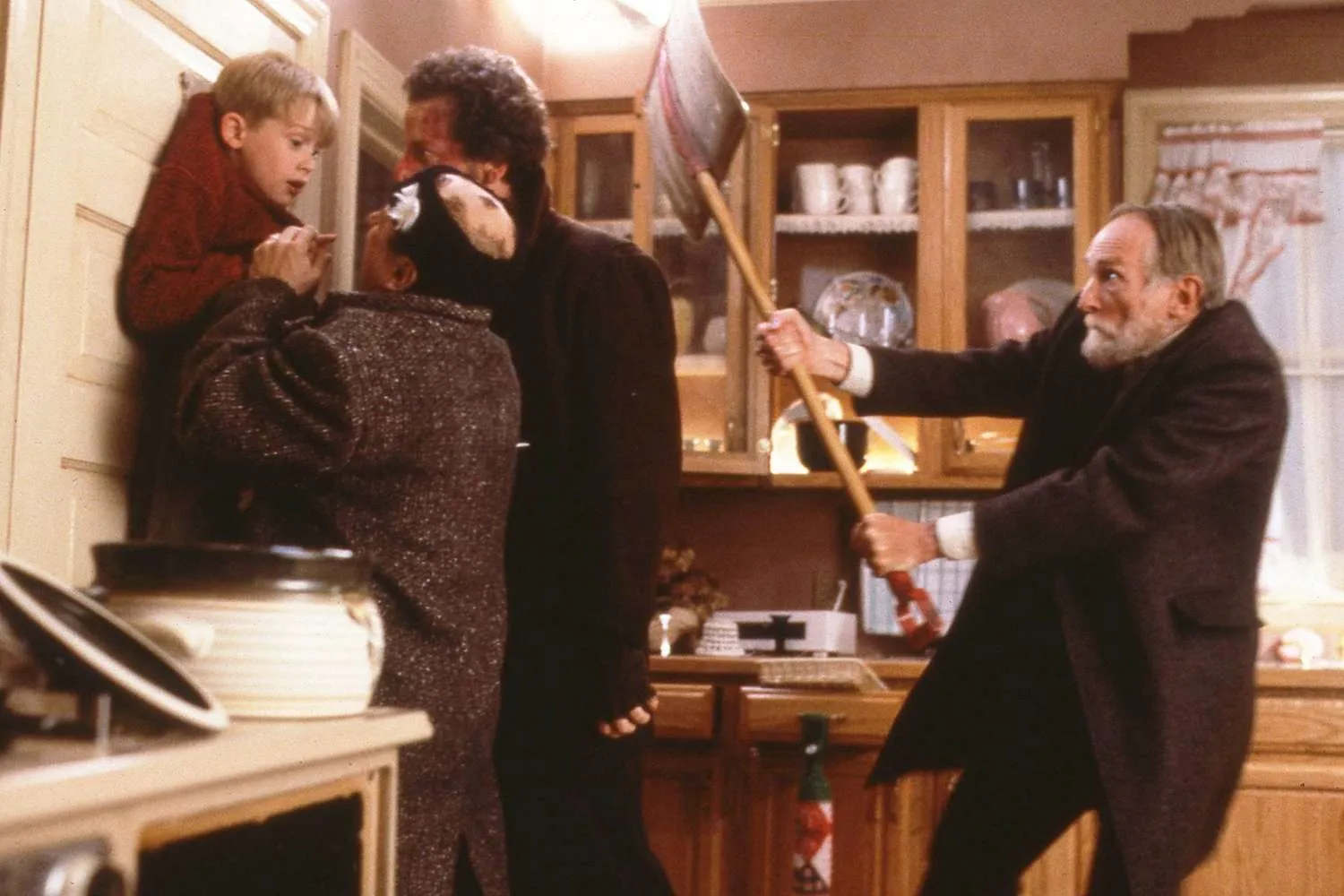 macaulay-culkin-joe-pesci-daniel-stern-home-alone-1990-121225-d56e6dbc539c4c38a3b531ca251613d5