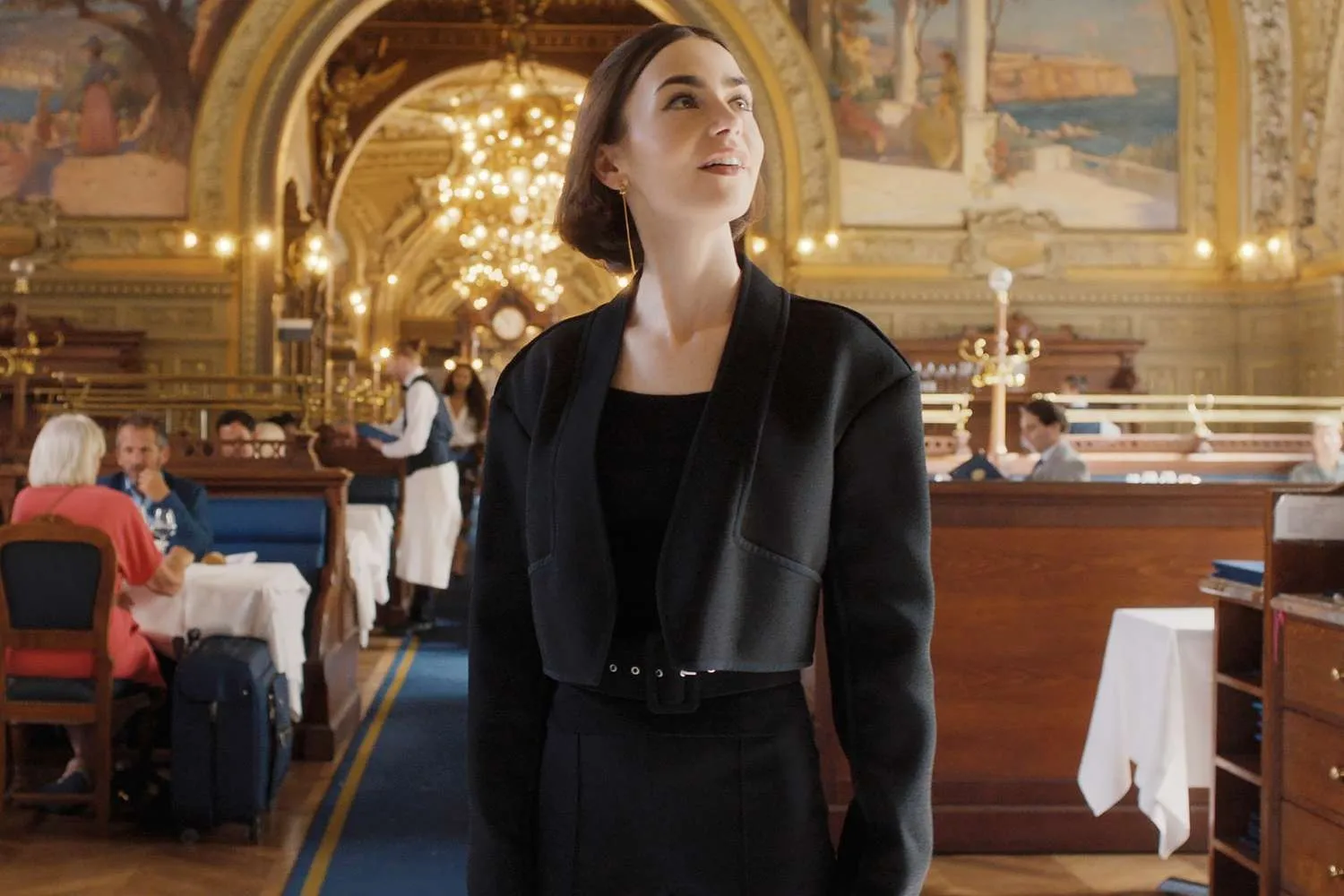 emily-in-paris-lily-collins-120325-4aac6184c94c493e91aac198f15037e1