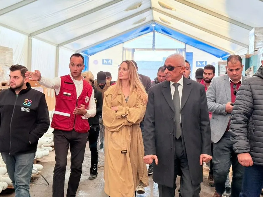 6869670_gaza-attrice-angelina-jolie-visita-lato-egiziano-del-valico-di-rafah-e-ospedale-al-arish-foto-1 (1)