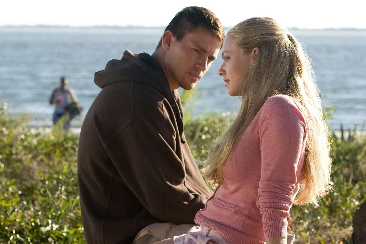 Amanda-Seyfried-Channing-Tatum-Dear-John-011626-02-7b9c5274975a4df4b500e1f9e357eb14