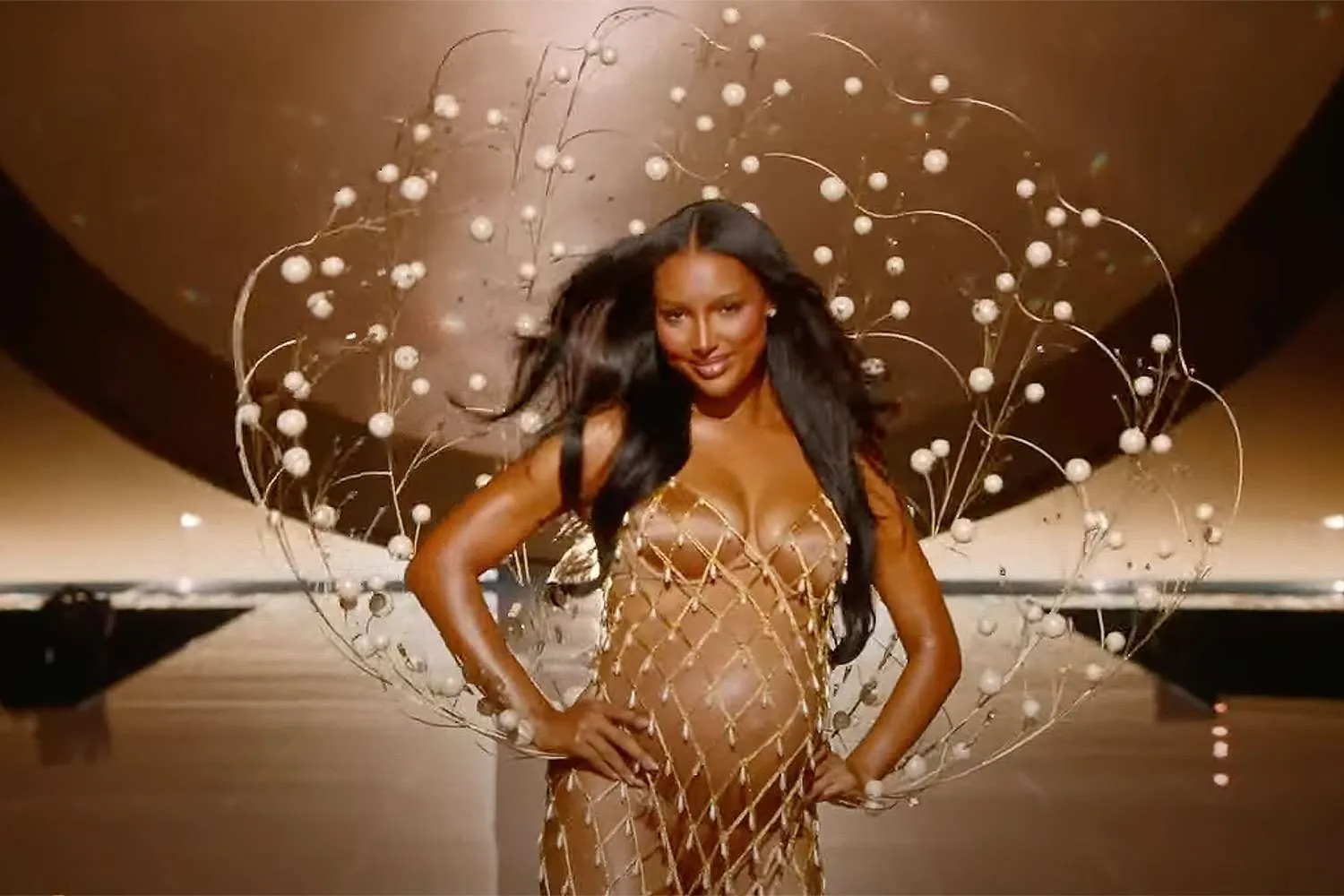 Jasmine-Tookes-Victorias-Secret-Fashion-Show-101525-728b0fc6abf24895a972b20f48187fa6