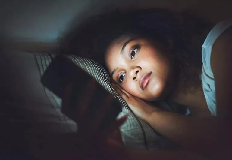 PhoneInBed