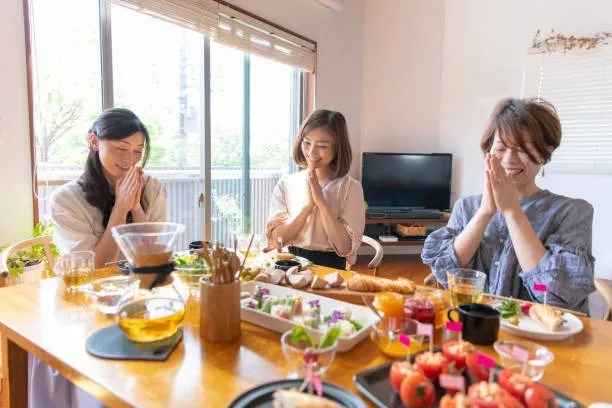 female-friends-praying-before-ea