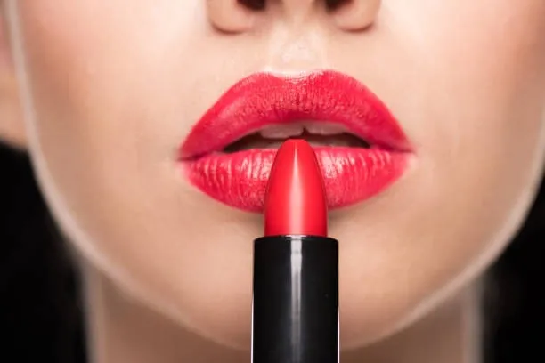 woman-applying-makeup