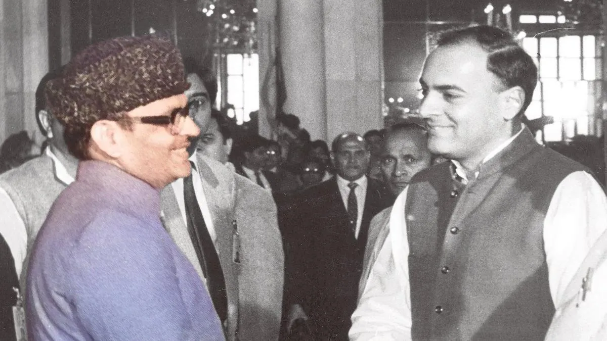 VP Singh - Rajiv Gandhi