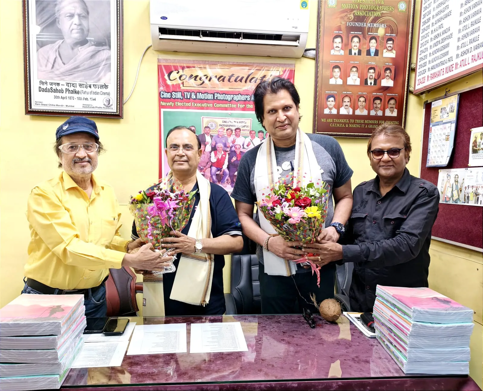 Free books were distributed to children by the Photographers Association (3)