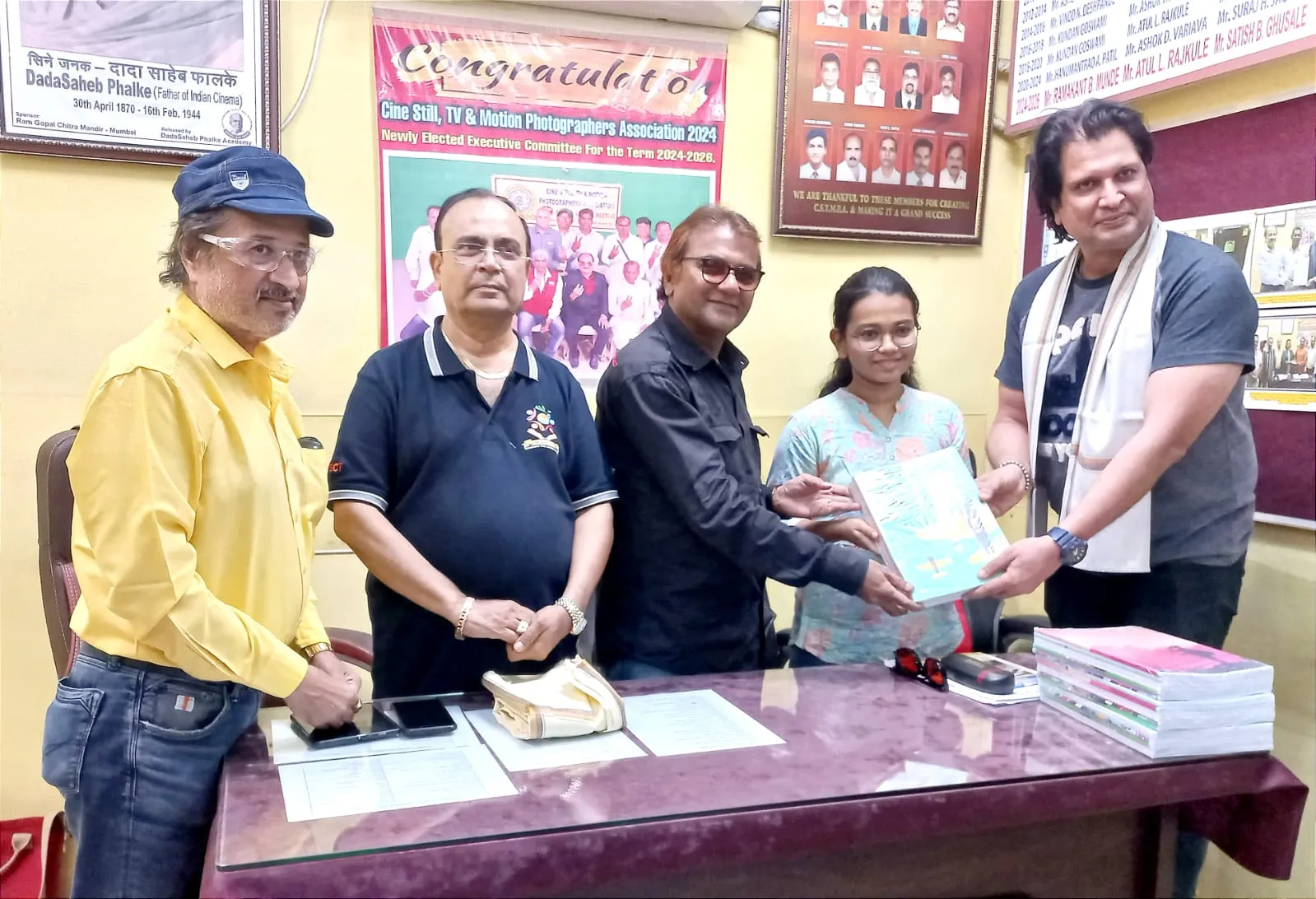 Free books were distributed to children by the Photographers Association (4)