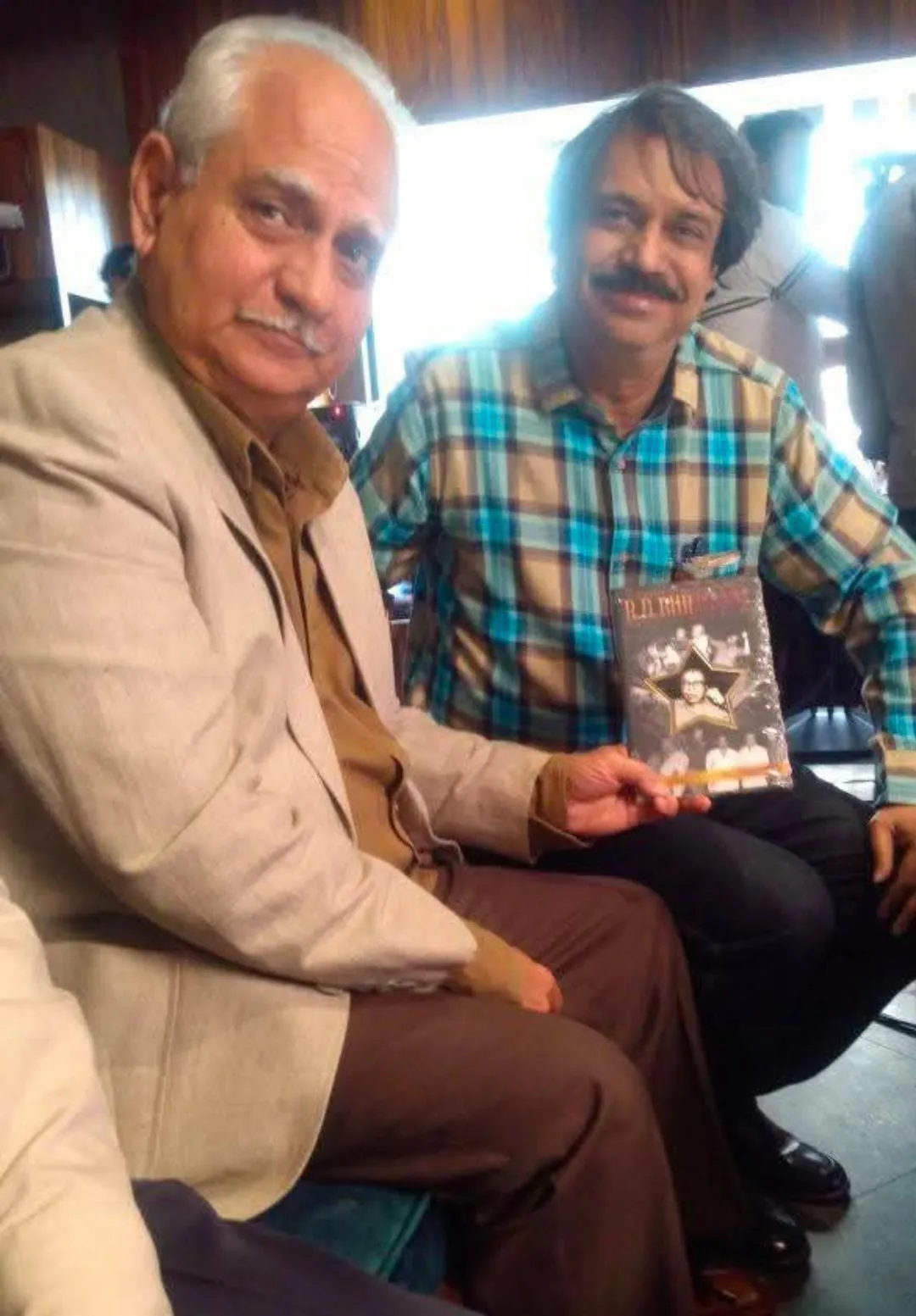 Sholay director Ramesh Sippy receives R D Burmania book-gift from author Chaitanya Padukone